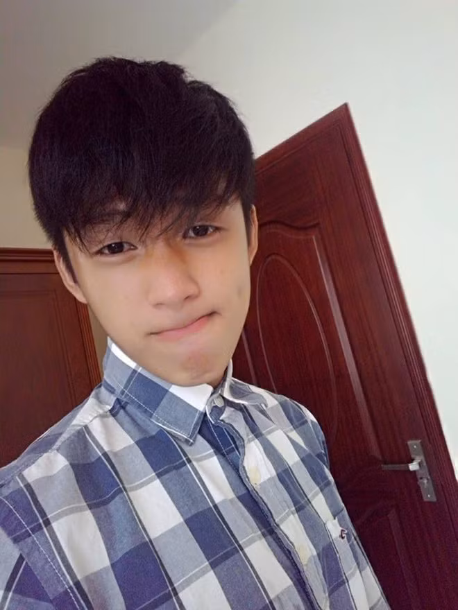 Theo tìm hiểu, anh chàng được nhắc tới bên trên có tên Phan Minh Phát và có nickname Phét Phét (SN 1999) hiện là sinh viên năm nhất Trường Cao đẳng công nghệ LADEC.