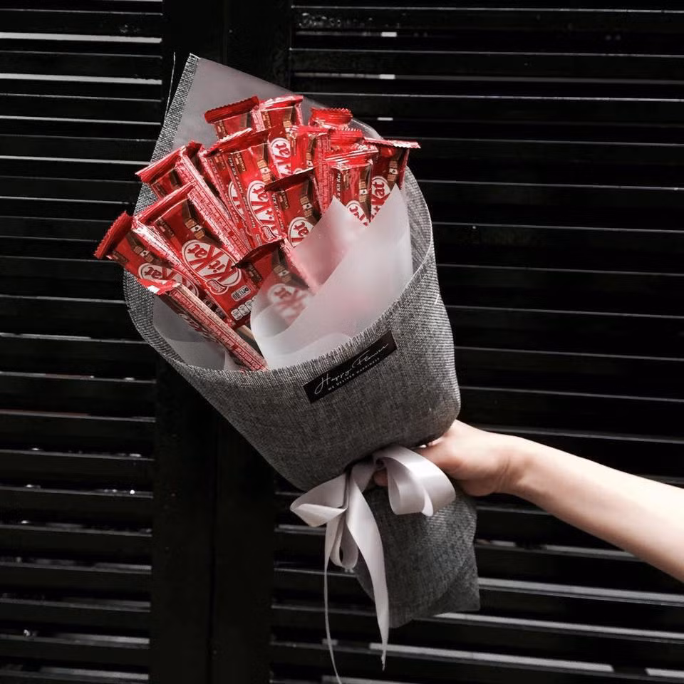 Càng gần đến ngày phụ nữ Việt Nam 20/10, càng nhiều những ý tưởng tặng quà độc đáo cho chị em được dân mạng đưa ra. Mới nhất là những hình ảnh bó hoa toàn kẹo chocolate thu hút sự quan tâm của nhiều người.