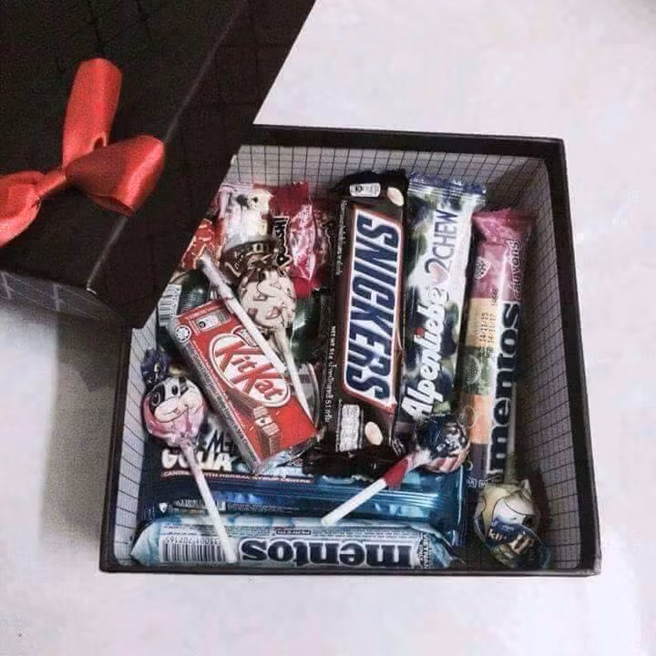 Sự dễ thương, độc đáo là những yếu tố mà hộp quà kẹo ngọt này sở hữu, đặc biệt là đối với những anh em có người yêu thích ăn đồ ngọt, ăn vặt.