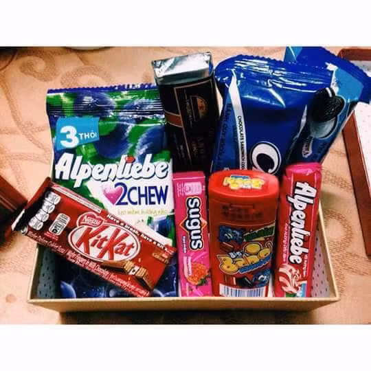 Những món quà liên quan đến kẹo ngọt, đối với anh em quả là một sáng tạo nhưng với một số chị em lại là ác mộng bởi nó sẽ làm cơ thể sẽ bị béo lên trông thấy.