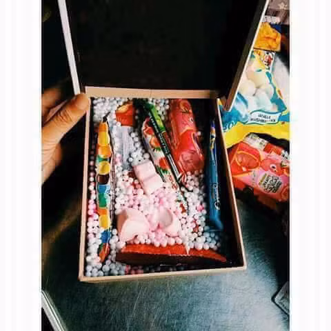 Món quà kẹo ngọt nhân ngày 20/10 nhìn thì dễ thương nhưng nó lại mang đến cho chị em cảm giác lăn tăn suy nghĩ, "nhìn thì thèm nhưng ăn vào sẽ dễ tăng cân".