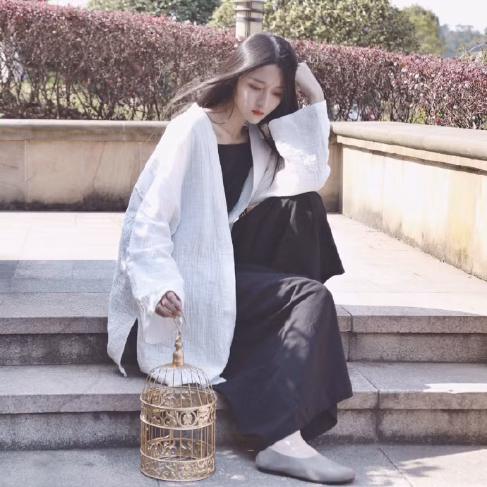 Mới đây, một cô gái bán hàng online xứ Trung được mệnh danh nữ thần bởi vẻ xinh đẹp ngây ngất đã khiến cư dân mạng một lần nữa phải dậy sóng.