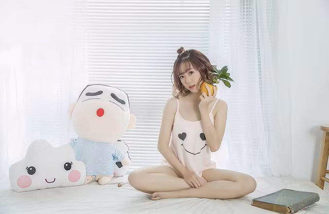 Ngắm bộ ảnh mới của Mai Linh khiến nhiều người phải thốt lên rằng “mặt học sinh, thân hình…”