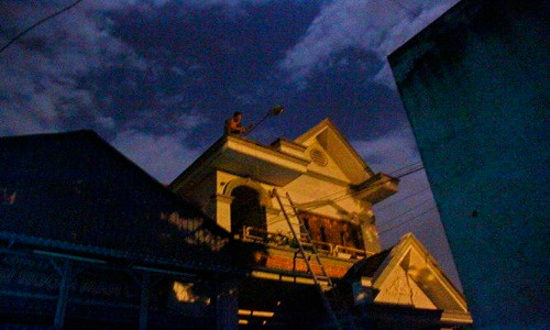 Nam thanh niên nghi ngáo đá làm náo loạn cả khu phố - Ảnh: Xuân An