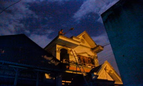 Nam thanh niên nghi ngáo đá làm náo loạn cả khu phố - Ảnh: Xuân An