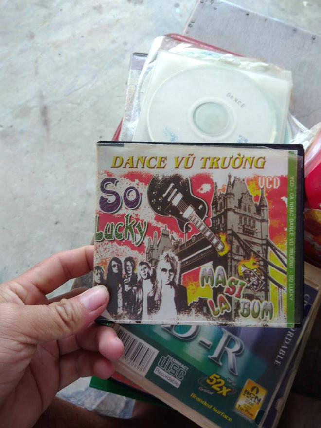 Khi mua đĩa về không hẳn đã xong, nhiều bạn còn phải chờ lúc bố mẹ không có nhà mới dám nghe. Bởi nếu nghe nhạc yêu đương lúc đó sợ bị bố mẹ mắng "có tí tuổi đã yêu yêu, đương đương đau khổ quằn quại".