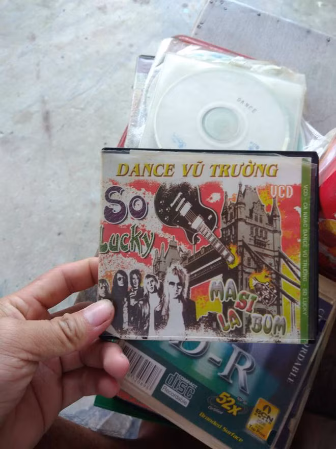 Khi mua đĩa về không hẳn đã xong, nhiều bạn còn phải chờ lúc bố mẹ không có nhà mới dám nghe. Bởi nếu nghe nhạc yêu đương lúc đó sợ bị bố mẹ mắng "có tí tuổi đã yêu yêu, đương đương đau khổ quằn quại".