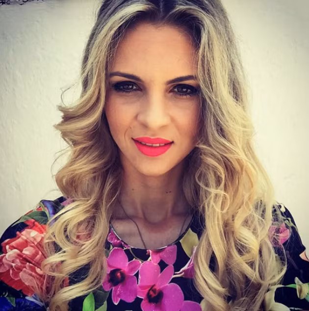 Không chỉ sở hữu vẻ đẹp lôi cuốn, Anisa Zani còn là thành viên của đội đặc nhiệm Shqiponjat, được trang bị và đào tạo bởi cảnh sát Italy tại Albania. 9X thường xuyên thực hiện các nhiệm vụ tại Lazarat - ngôi làng ma túy, nơi buôn bán cần sa tiền tỷ.