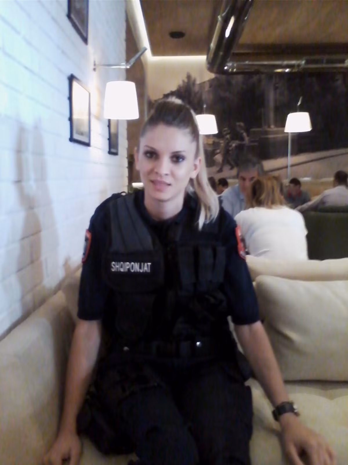 Nữ cảnh sát xinh đẹp đó là Anisa Zani 23 tuổi, hiện đang công tác tại trụ sở cảnh sát vùng Balkans (Albania).