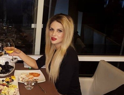 Tuy nhiên, hot girl cảnh sát này cho biết lại chỉ cảm thấy an toàn, yên tâm thực sự khi ở bên vị hôn phu của mình. Hiện tại, trên trang cá nhân của mình, Anisa Zani được rất nhiều người theo dõi và những bức ảnh của cô nhận được rất nhiều bình luận và chia sẻ của cộng đồng mạng.