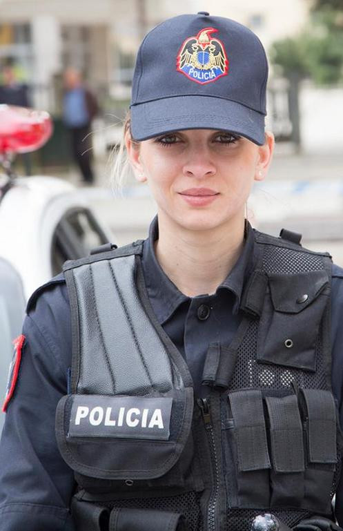 Mới đây, cư dân mạng đã phát hiện ra một nữ cảnh sát đặc nhiệm vô cùng xinh đẹp, quyến rũ. Rất nhanh chóng, những bức ảnh của nữ cảnh sát trẻ này được lan truyền rộng rãi trên mạng xã hội.