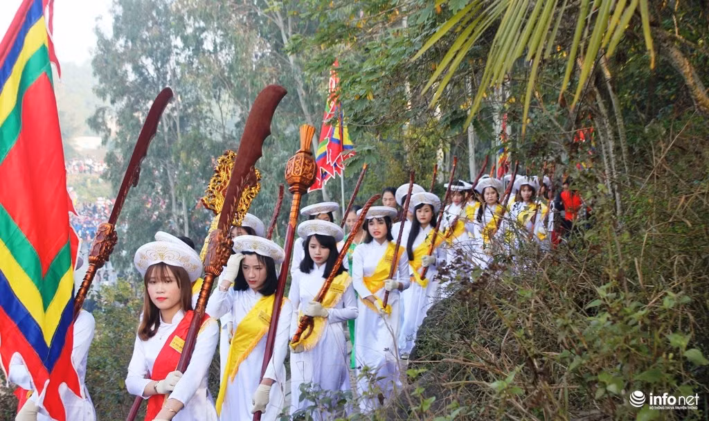 Lễ hội Đền Cờn năm nay diễn ra rất nhiều hoạt động mang bản sắc riêng của ngư dân vùng biển như: Lễ khai quang, Yết cáo, cầu ngư, hợp tế tại đền ngoài, yên vị tại đền trong… Cùng với đó, các hoạt động văn hóa, văn nghệ, thể dục, thể thao được tổ chức mở rộng.