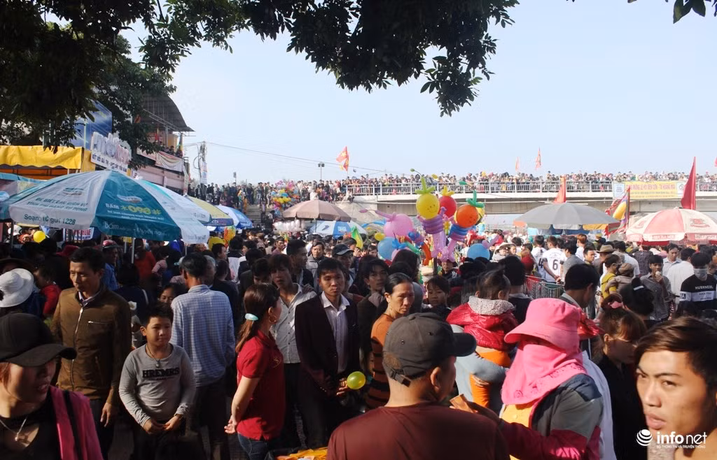 Đền Cờn thờ Tứ Vị Thánh Nương, được coi là một trong 4 ngôi đền cổ xưa và linh thiêng nhất xứ Nghệ, đúng như câu ca đã vào tâm thức: “Nhất Cờn, nhì Quả, tam Bạch Mã, tứ Chiêu Trưng” và được xếp hạng là Di tích Lịch sử Văn hóa, Kiến trúc Nghệ thuật cấp Quốc gia tại Quyết định số 68/QĐ-VH ngày 29/01/1993.