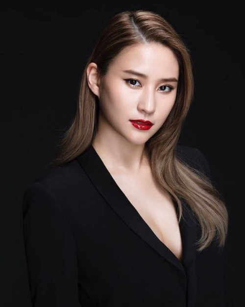 Laurinda là con của tỷ phú sòng bạc Macau Stanley Ho và người vợ thứ 3. Cô nàng này sinh ngày 9/5/1991 và chuẩn bị bước sang tuổi 26. Ngay từ những ngày nhỏ, Laurinda đã được người cha tỷ phú yêu quý và cưng chiều hết mực.