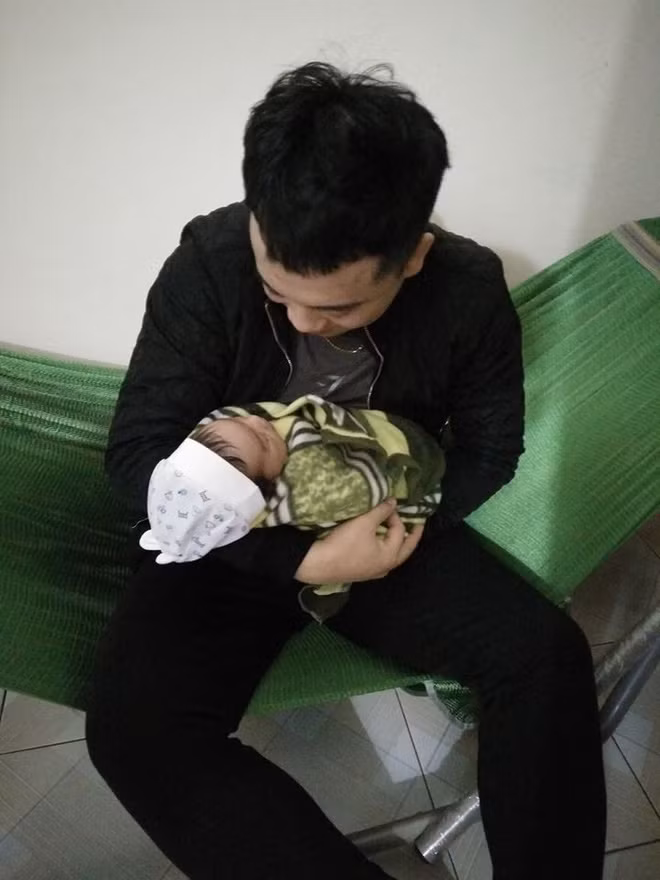 "Gương mặt nghệt ra vì con gái quấy khóc cả đêm nhưng không sao bởi thay vì việc chơi game, bố sẽ dành thời gian bế con để mẹ ngủ" một dân mạng tự bình luận bức ảnh của mình.