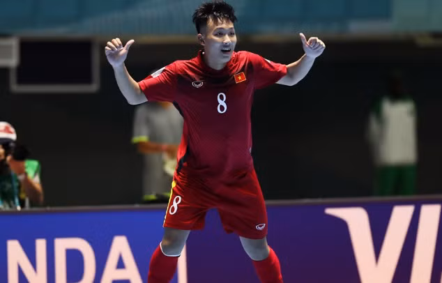 Minh Trí là cái tên trẻ nhất của đội tuyển Futsal Việt Nam tham dự đấu trường World Cup diễn ra ở Colombia. Khả năng tì đè, xoay sở trong cự ly hẹp và đặc biệt là dứt điểm chớp nhoáng là những điểm nhấn của cầu thủ người Long An.
