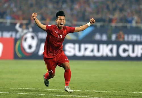 Cùng với Xuân Trường và Văn Toàn, tiền vệ Văn Thanh là một trong ba gương mặt của CLB Hoàng Anh Gia Lai thi đấu thành công trong năm 2016.Màn trình diễn ở trận đấu lượt về với Indonesia trên sân Mỹ Đình là điểm nhấn lớn của hậu vệ này.