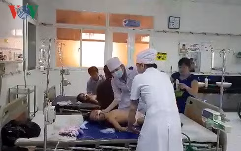 Các cháu nhỏ con bị can Sơn được điều trị tại bệnh viện nhi đồng Cần Thơ.