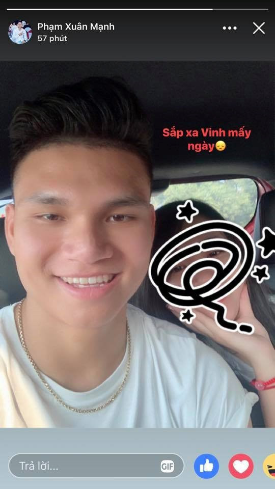 Cầu thủ Xuân Mạnh cũng công khai bạn gái xinh đẹp vào đúng dịp Valentine khiến nhiều người bất ngờ.