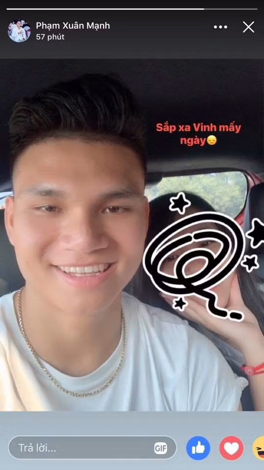 Cầu thủ Xuân Mạnh cũng công khai bạn gái xinh đẹp vào đúng dịp Valentine khiến nhiều người bất ngờ.
