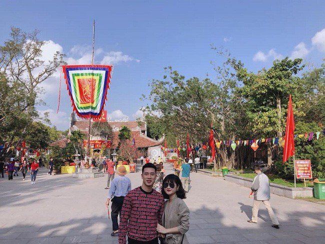 Ngay sau đó, cầu thủ Nguyễn Huy Hùng cũng nhanh chóng đăng tải ảnh với người yêu, cô hot girl Thùy Dương xinh đẹp. Dòng chú thích ngắn gọn: ''Yêu em, không nói nhiều'' cùng biểu tượng trái tim đã khiến dân tình thả tim rầm rầm bởi sự lãng mạn của cầu thủ đang thuộc biên chế Becamex Bình Dương trong ngày Valentine.