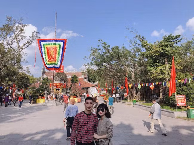 Ngay sau đó, cầu thủ Nguyễn Huy Hùng cũng nhanh chóng đăng tải ảnh với người yêu, cô hot girl Thùy Dương xinh đẹp. Dòng chú thích ngắn gọn: ''Yêu em, không nói nhiều'' cùng biểu tượng trái tim đã khiến dân tình thả tim rầm rầm bởi sự lãng mạn của cầu thủ đang thuộc biên chế Becamex Bình Dương trong ngày Valentine.