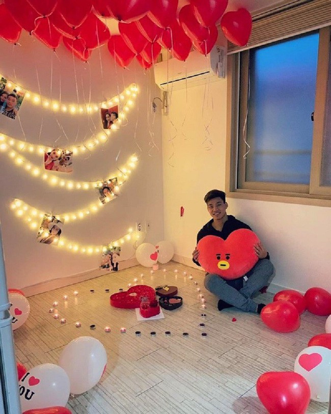 Mặc dù đang bị chấn thương ở Hàn Quốc, thế nhưng cầu thủ Văn Thanh vẫn không quên đăng tải bức ảnh chụp cảnh căn phòng đón Lễ tình nhân cùng với cô bạn gái Bảo Trân.