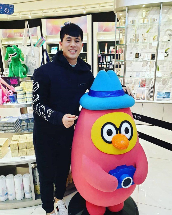 Đình Trọng có lẽ là "nhọ" nhất. Anh chàng cũng đang dưỡng thương ở Hàn Quốc. Xa nhà, lại không được đón Valentine với bạn gái, anh chàng đã nhanh chóng tìm cách tự an ủi mình bằng một bức ảnh chụp cùng ''người bạn đặc biệt''.