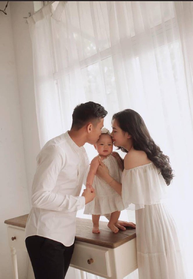 Sáng Valentine, Quế Ngọc Hải đã ''mở bát'' cho đội tuyển Việt Nam, đăng ảnh chúc mừng ngày lễ tình yêu với vợ cùng lời chúc ngọt ngào.