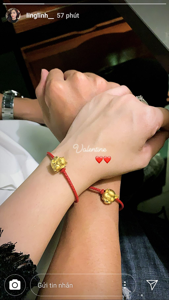 Khánh Linh cũng đăng bức ảnh đầy tình tứ, hạnh phúc cùng Bùi Tiến Dũng khi khoe bức ảnh đeo vòng đôi.