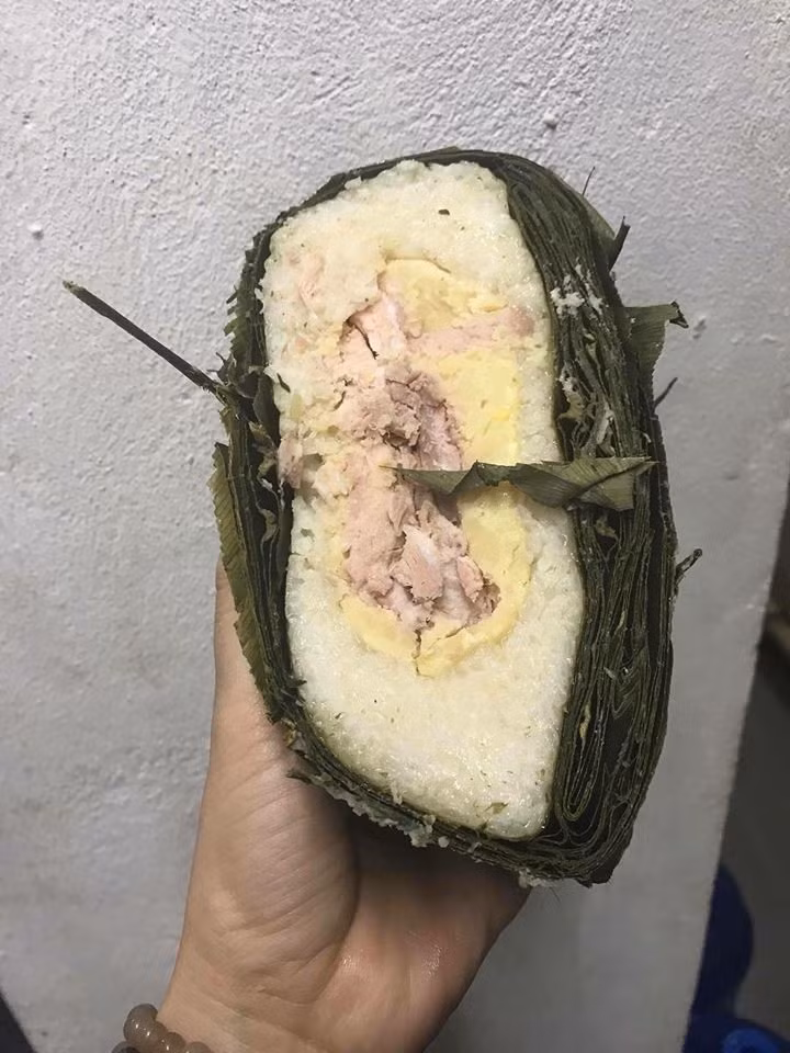 Đúng là chẳng cần phải bàn cãi nhiều khi nhìn hình ảnh và cách miêu tả của chủ nhân món chân gà chiên mắm này là cũng đủ để hình dung ra mọi thứ khá kinh dị và không giống như trong những bức hình quảng cáo mà chủ shop online đăng tải.