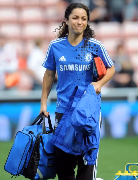 HLV Mourinho cho rằng Hazard không làm sao và có thể thi đấu tiếp nhưng Eva Carneiro đã lao vào sân để chăm sóc cầu thủ này.