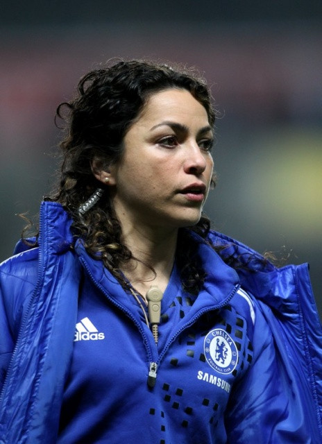 Trước khi về làm việc tại Chelsea, Eva Carneiro từng thực tập tại CLB West Ham United và được đánh giá rất cao về khả năng làm việc tại CLB này.