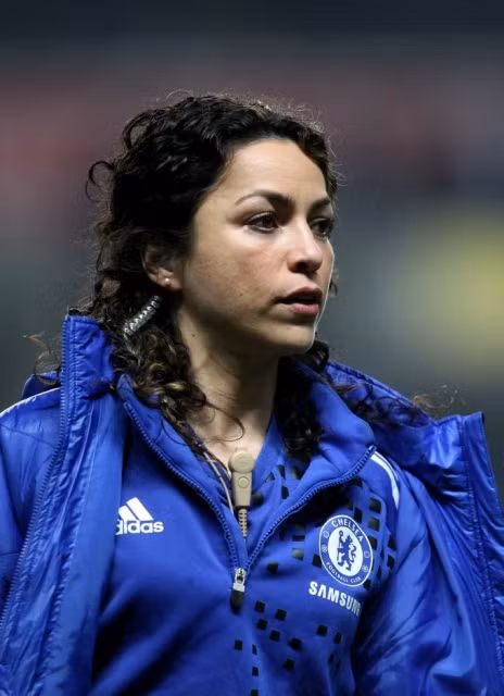 Trước khi về làm việc tại Chelsea, Eva Carneiro từng thực tập tại CLB West Ham United và được đánh giá rất cao về khả năng làm việc tại CLB này.