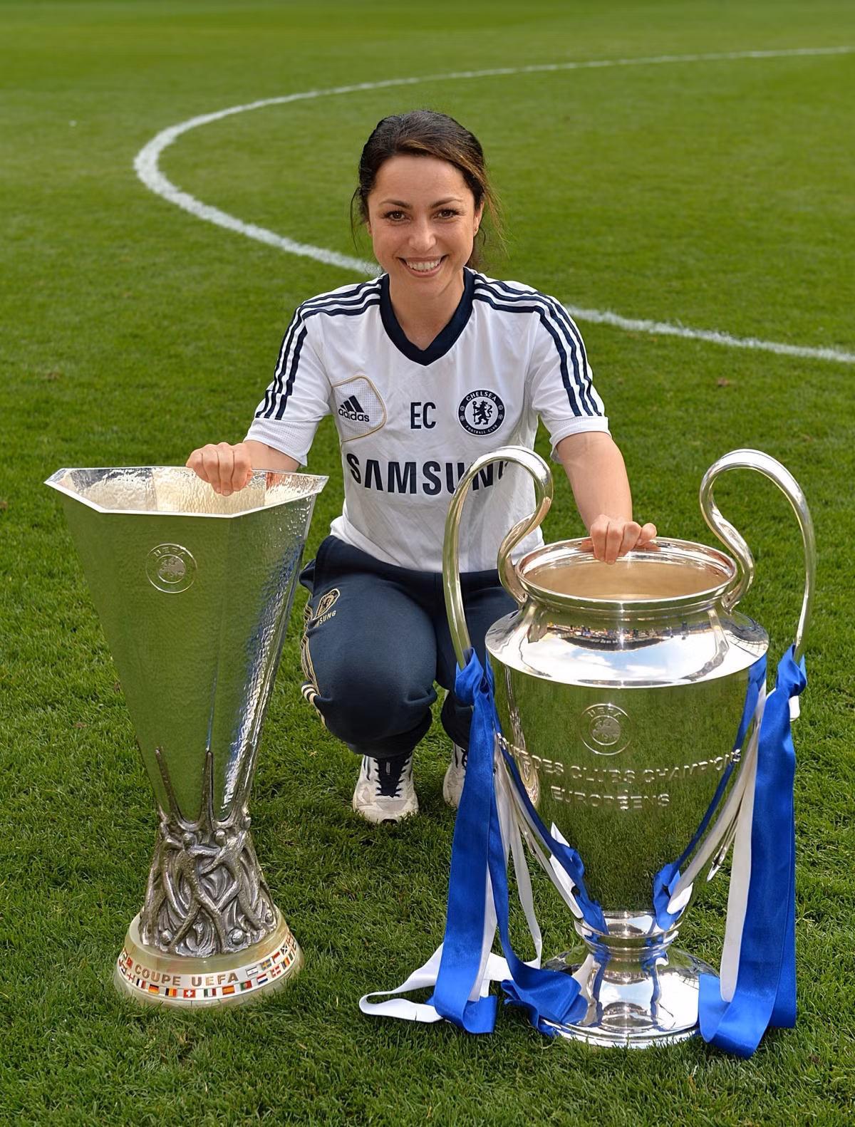 BHL đặt cho Eva Carneiro rất nhiều biệt danh, khi HLV Andre Villas Boas đương quyền thì người ta gọi cô là “Bông hoa hồng”, còn dưới thời Mourinho thì người ta gọi Eva Carneiro là “Dr.Mou”.