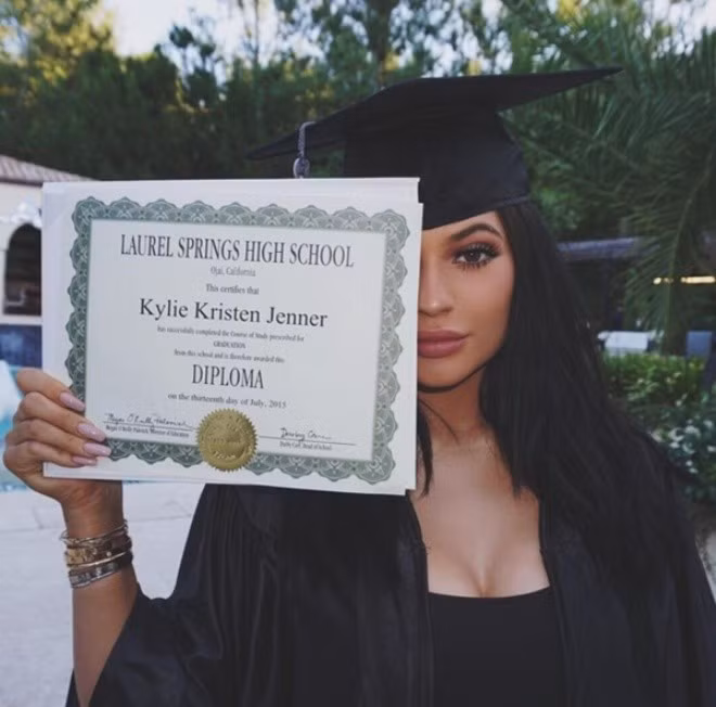 Giây phút Kylie Jenner ăn mừng ngày tốt nghiệp cấp 3 được các fan ăn mừng rầm rộ với 2,3 triệu like (thích).
