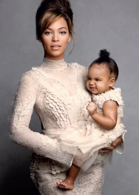 Bức chân dung của Beyonce và cô con gái mới sinh Blue Ivy đứng thứ 6 trong top ảnh được yêu thích nhiều nhất trên Instagram, hút 2,3 triệu like (thích).