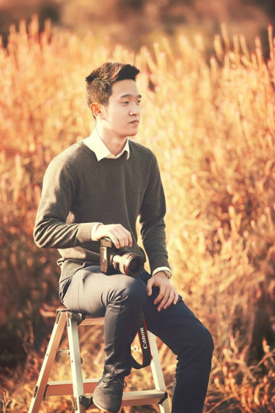 Tác giả của clip bóc mẽ trào lưu sống ảo của giới trẻ hiện nay đó là anh chàng sinh viên 20 tuổi Hồ Anh Đức. Hiện Anh Đức đang là sinh viên của trường Đại học FPT tại Hà Nội.