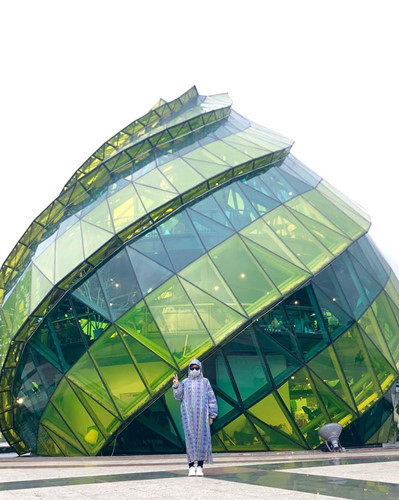 Ở chiều hướng ngược lại, nhiều người cho rằng, việc du lịch kín mít sẽ làm giảm đi vẻ đẹp của cảnh vật xung quanh và đặc biệt là nhan sắc của của chủ thể sẽ bị mất đi.