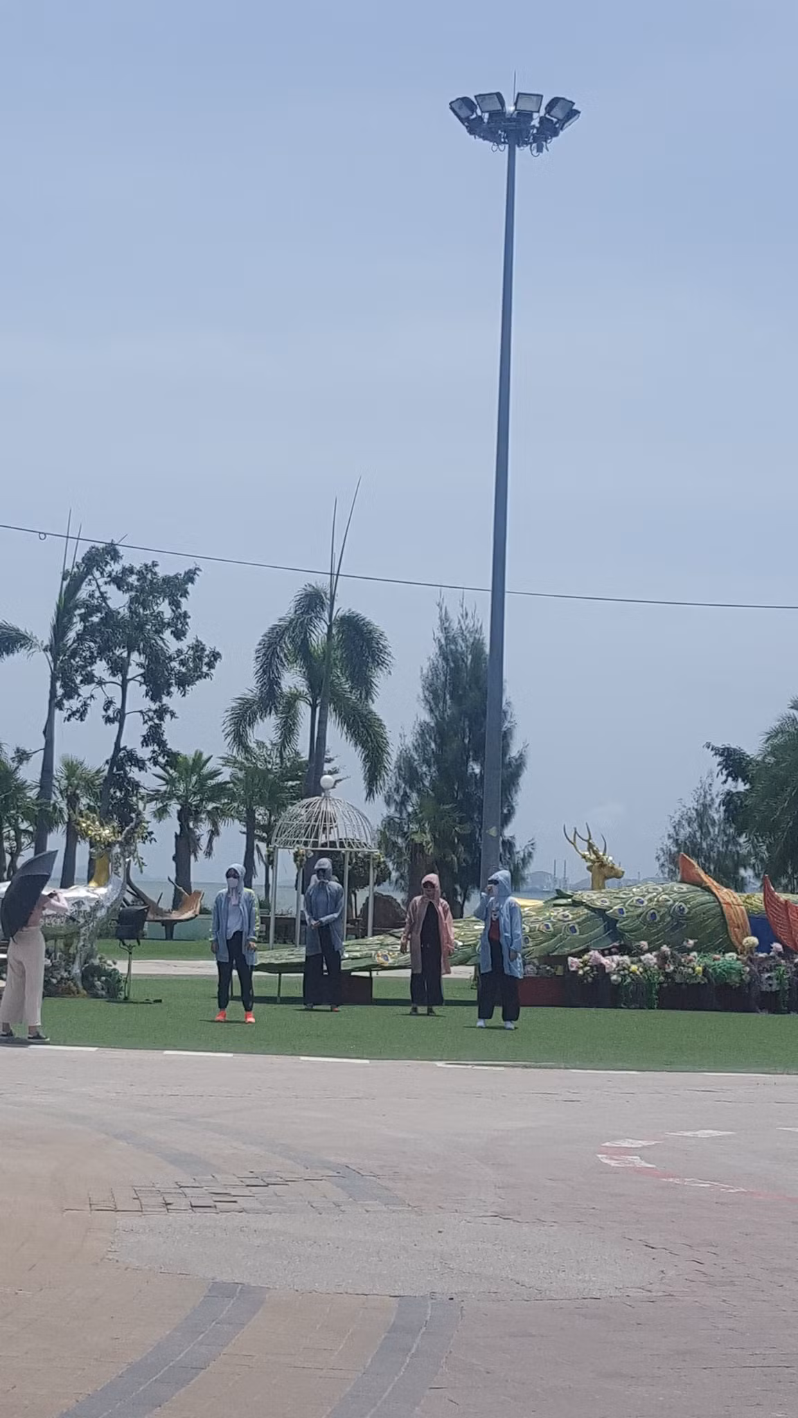 Mới đây, một thành viên có nickname Tuấn Nguyễn đã đăng tải lên mạng xã hội nhiều bức ảnh chụp lại vài vị du khách đang cố gắng chụp ảnh lưu niệm khi đi du lịch kèm theo lời chia sẻ: ''Khi các bạn đi du lịch, yêu thích chụp ảnh mà gặp nắng thì nhớ chọn style như này nhé''.