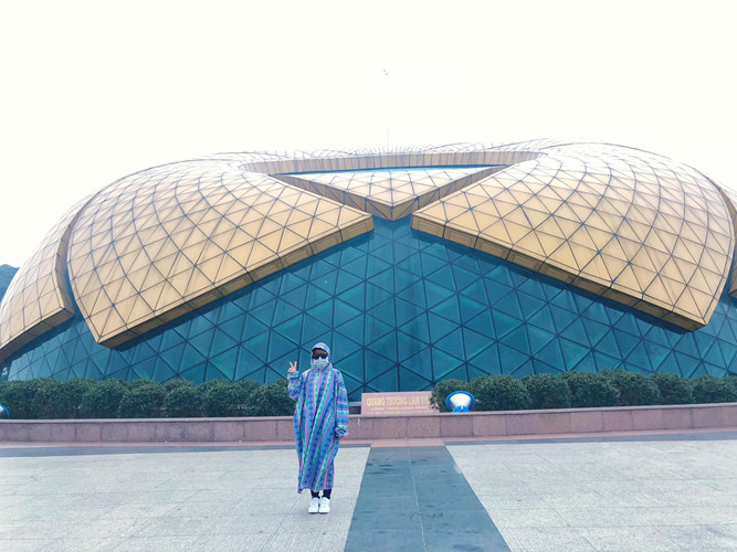 Một số người có kinh nghiệm đã đưa ra lời khuyên cho các bạn trẻ khi đi du lịch mùa nắng nóng như hãy cân nhắc tình trạng sức khỏe, uống nhiều nước và nhớ mang đồ chống nắng như áo dài, mũ.