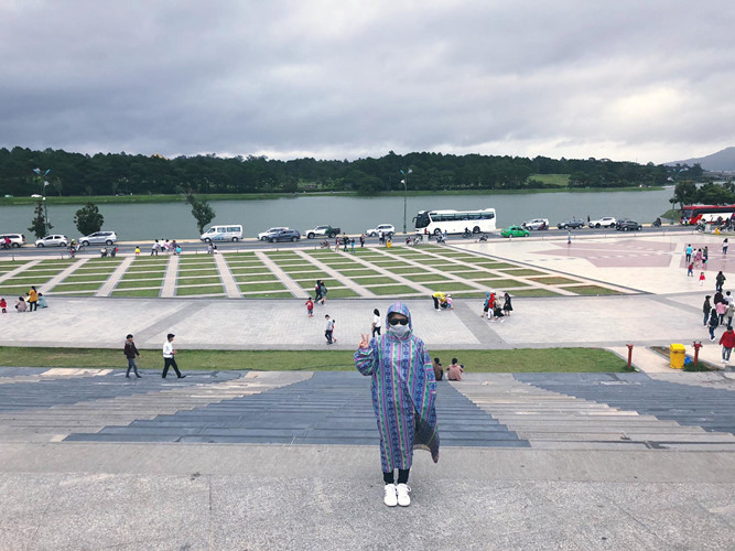 Sau khi nhìn những bức ảnh của Tuấn Nguyễn, nhiều người nhớ lại những bức ảnh của mặc áo mưa kín mít, đeo kính râm đi du lịch của cô bạn Nhung Lê đăng tải lên mạng xã hội cách đây chưa lâu.