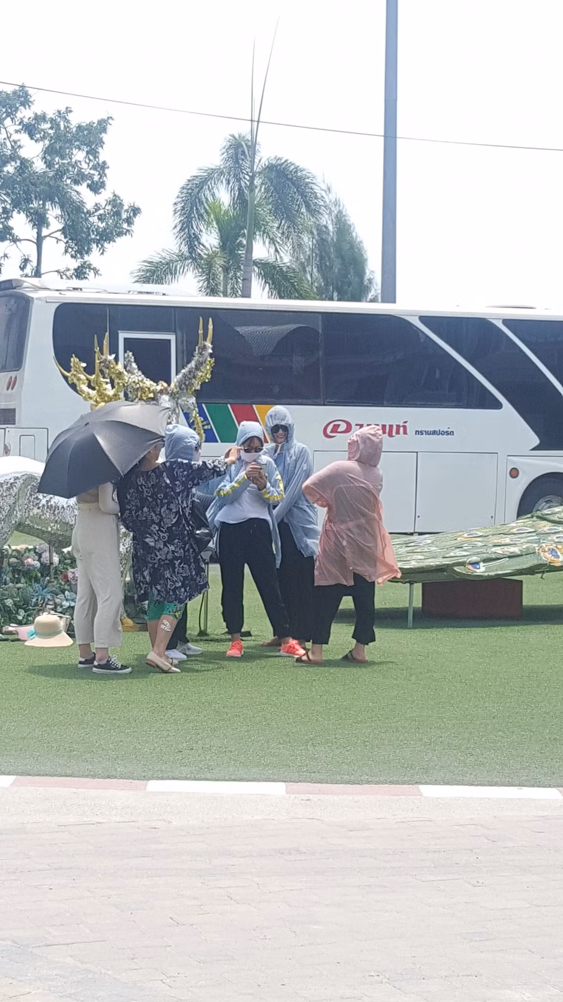 Mùa hè là mùa của những chuyến đi du lịch với bạn bè, tuy là thích đi như vậy, nhưng việc giữ gìn nhan sắc và làn da ngọc ngà vẫn được các chị em phụ nữ ưu tiên hàng đầu.