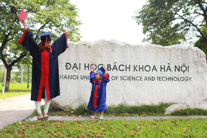 Tuy nhiên, mới đây nữ sinh Bách Khoa tên Nguyễn Trà My (sinh năm 1994) đã minh chứng điều hoàn toàn ngược lại bằng những bức ảnh nhận bằng tốt nghiệp khi đã có đứa con gái 3 tuổi tên Thỏ của mình.