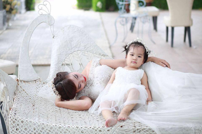 Trà My chia sẻ cô mang thai bé Thỏ khi mới 21 tuổi và là sinh viên năm 3 ĐH. Cô và bạn trai sau đó cũng làm đám cưới nhưng không đăng kí kết hôn. Sau đó, vì rất nhiều lí do khó nói mà Trà My không thể chung sống cùng bố Thỏ và phải trở thành mẹ đơn thân. Kể về hành trình mang thai và sinh con, cô bạn chia sẻ: "Mai đẻ mà hôm nay mình vẫn đi làm. Đẻ xong được một tuần là mình cũng dậy đi học, đi làm luôn"