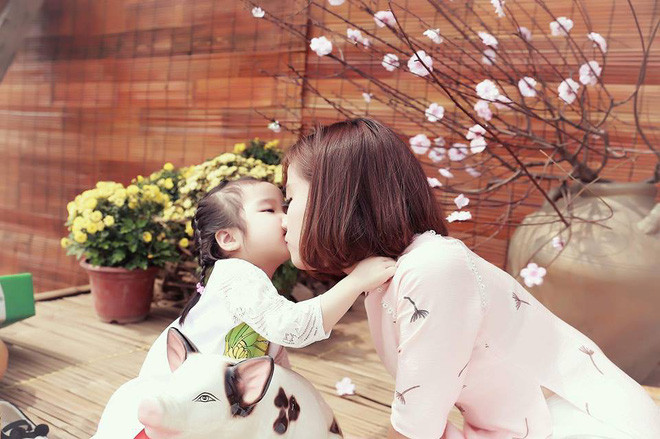 Theo tìm hiểu được biết, chương trình học tập tại trường ĐH Bách Khoa vốn nổi tiếng vất vả và việc tốt nghiệp được với bất kì ai đều là một thành công rất lớn. Vậy mà Trà My lại còn là một người mẹ đơn thân vừa chăm sóc cho con gái nhỏ vừa hoàn thành được việc học nên khiến rất nhiều người bất ngờ.