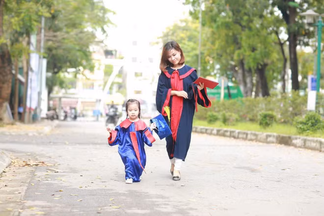Hai mẹ con mặc phục trang tốt nghiệp trong buổi lễ nhận bằng của mẹ này đã được một trang fanpage trên mạng xã hội chia sẻ và ngay lập tức trở thành tâm điểm chú ý của dân mạng.