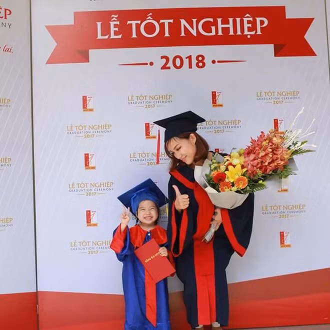 Được biết, trước khi thi vào Bách Khoa, Trà My từng có nhiều năm theo học nhạc cụ dân tộc tại trường Học viện Âm Nhạc nên khi có con, nguồn thu nhập chính của cô bạn đến từ việc biểu diễn nhạc cụ và dạy nhạc.