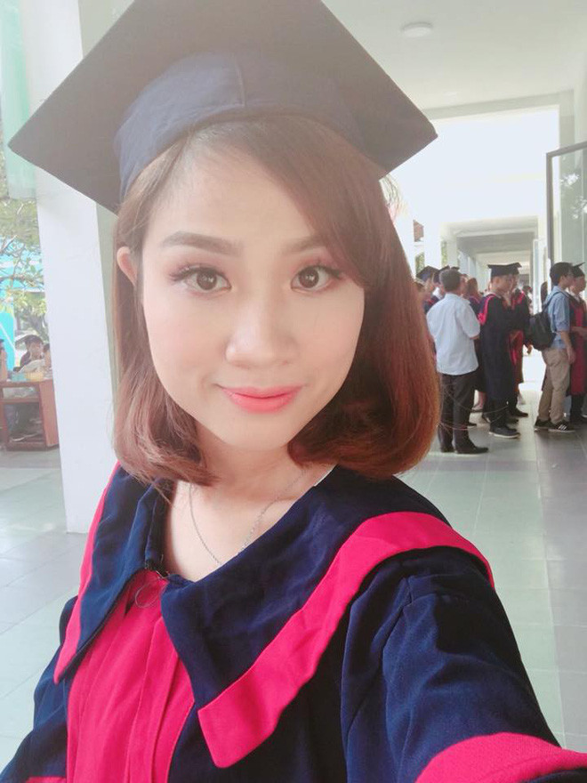 Không chỉ đăng tải những bức ảnh cùng con gái đến trường nhận bằng tốt nghiệp, nữ sinh 9X ĐH Bách Khoa - Trà My còn chia sẻ những dòng tâm sự: "Mẹ vui vì hôm nay Thỏ được cùng mẹ đi nhận bằng. Còn vui hơn nữa khi được đưa con đi đến những nơi gắn liền với quãng đời sinh viên Bách khoa của mẹ. Mẹ mong con mai sau lớn, cũng trở thành một nữ sinh Bách khoa như mẹ đã từng, con yêu nhé!".