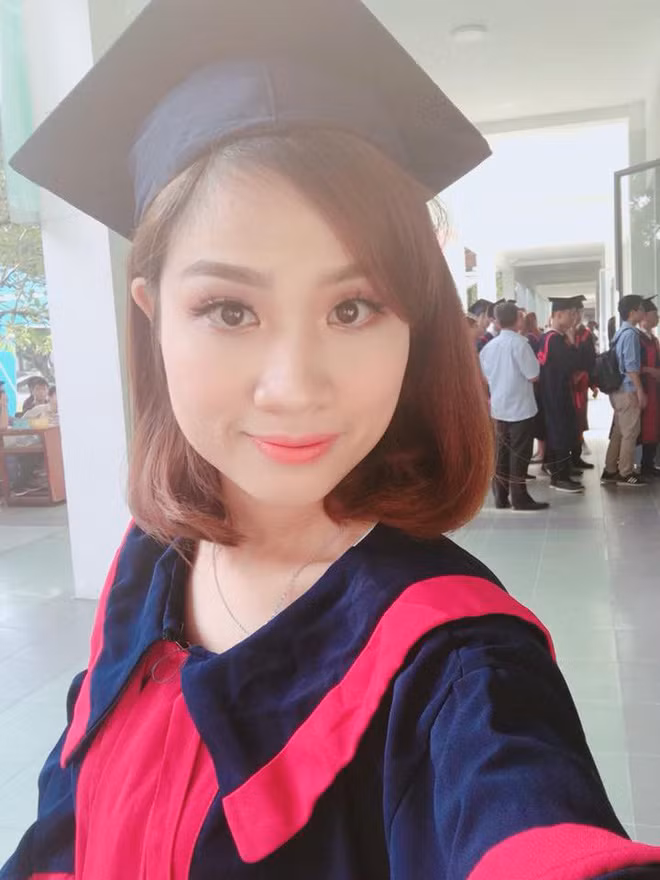 Không chỉ đăng tải những bức ảnh cùng con gái đến trường nhận bằng tốt nghiệp, nữ sinh 9X ĐH Bách Khoa - Trà My còn chia sẻ những dòng tâm sự: "Mẹ vui vì hôm nay Thỏ được cùng mẹ đi nhận bằng. Còn vui hơn nữa khi được đưa con đi đến những nơi gắn liền với quãng đời sinh viên Bách khoa của mẹ. Mẹ mong con mai sau lớn, cũng trở thành một nữ sinh Bách khoa như mẹ đã từng, con yêu nhé!".